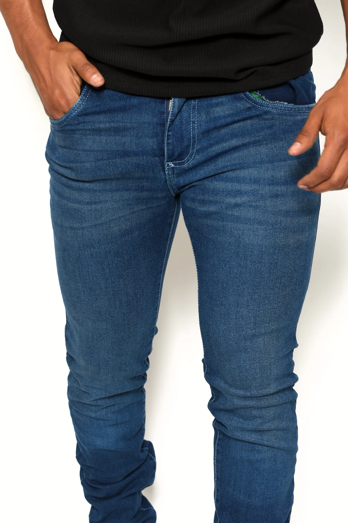Pantalón de Mezclilla Azul Marino Detalle Triángulo Bolsillos