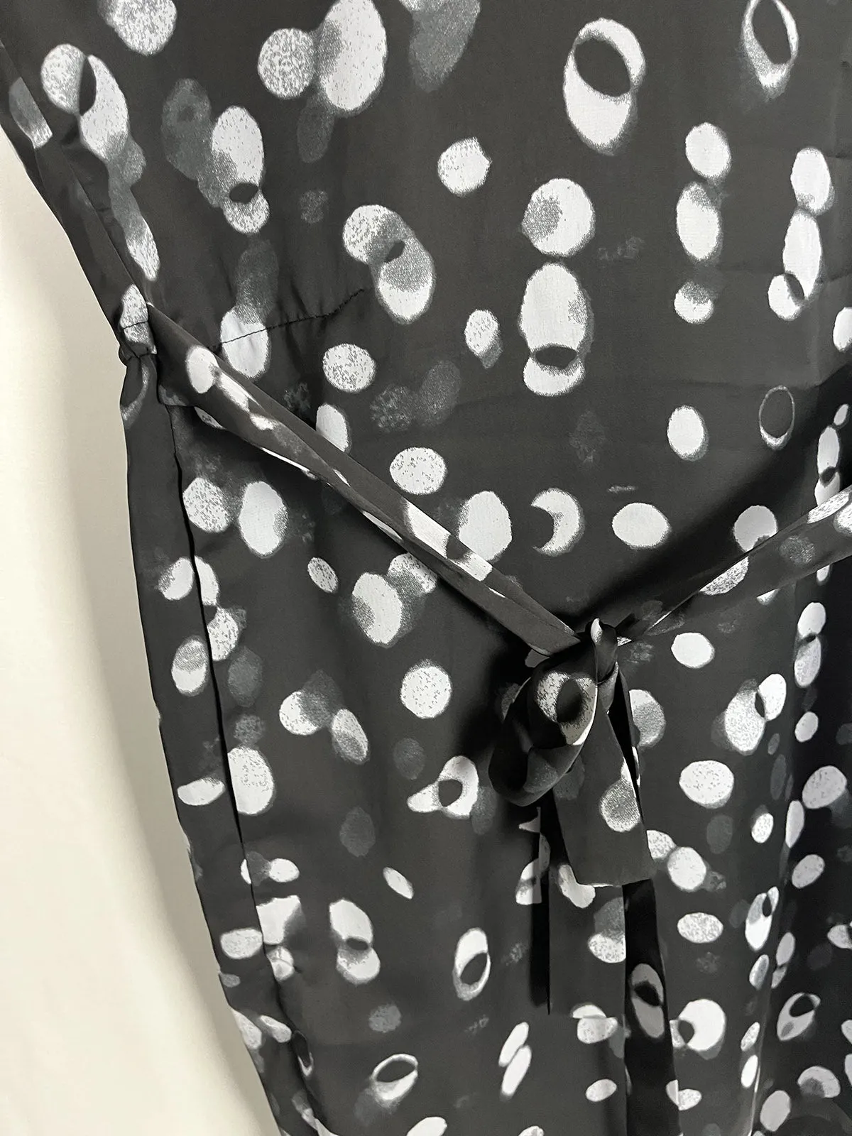 vince. Size L (14) Black & Gray Abstract Dots Dress