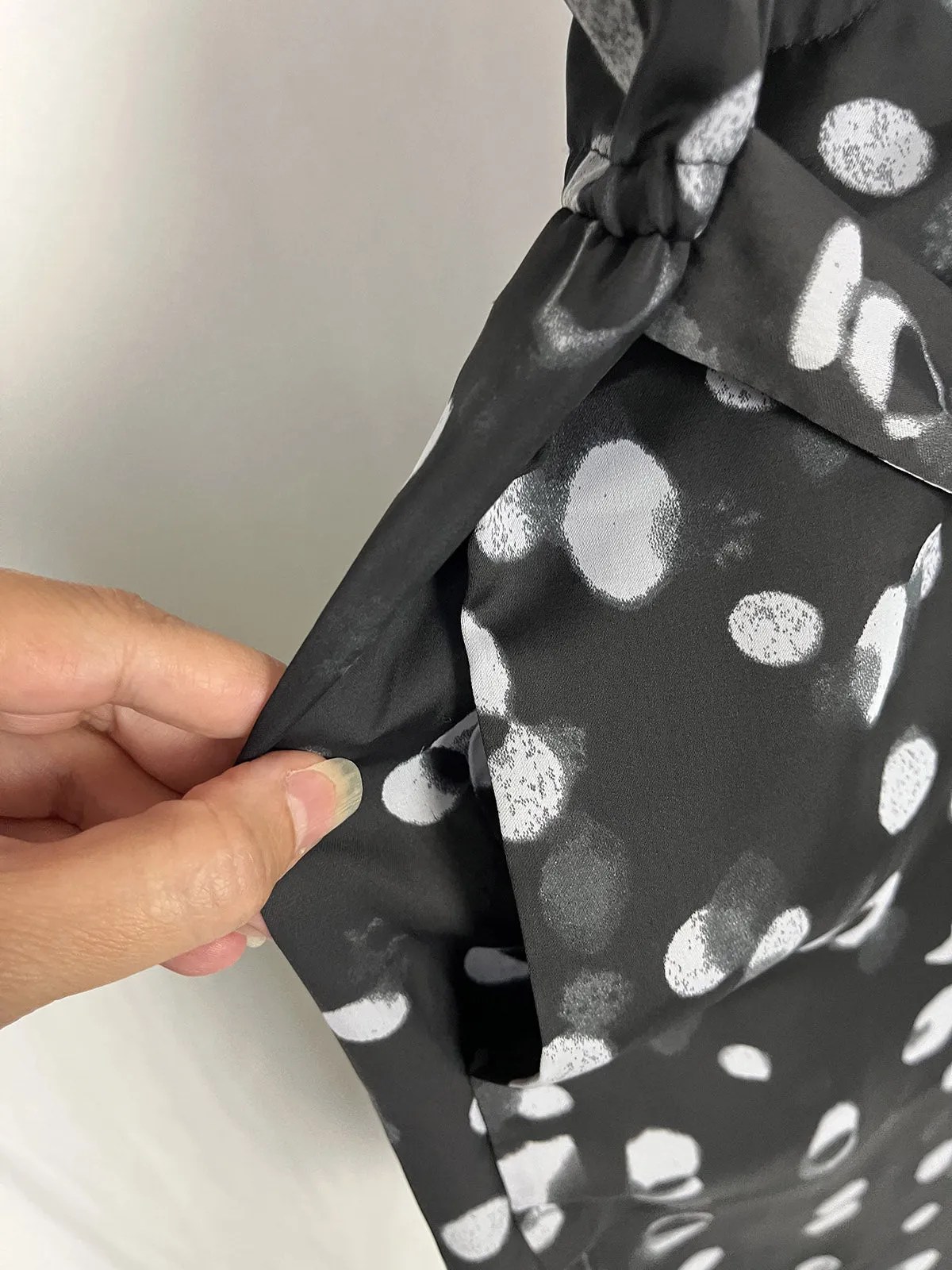 vince. Size L (14) Black & Gray Abstract Dots Dress