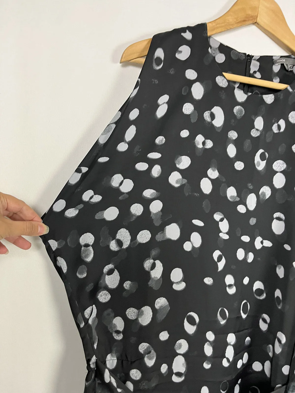 vince. Size L (14) Black & Gray Abstract Dots Dress