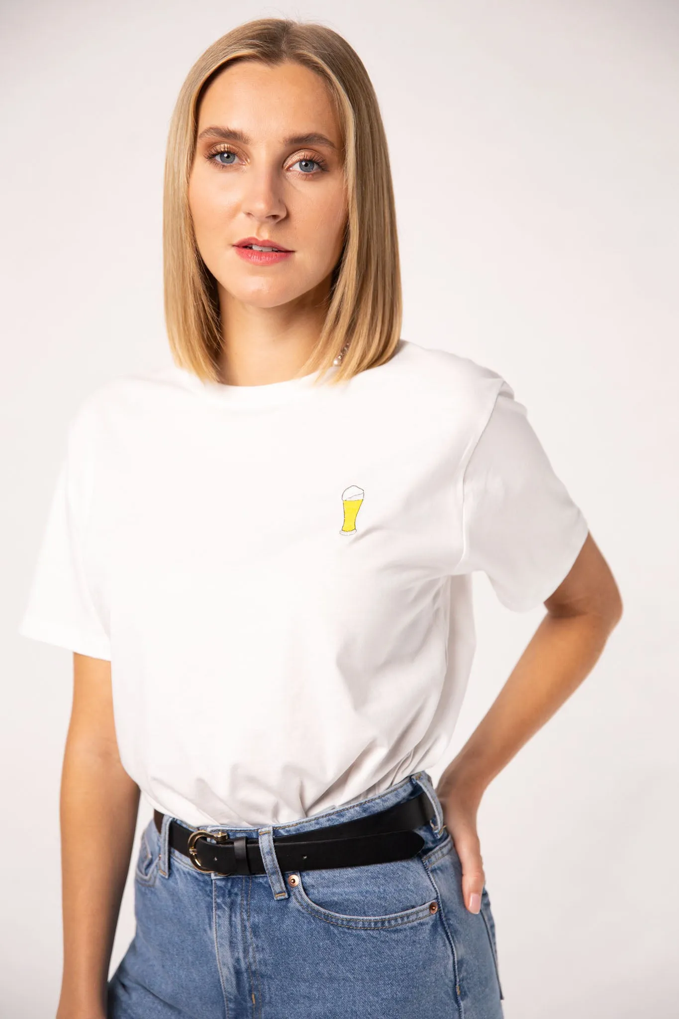 Weißbier | Besticktes Frauen Oversized Bio Baumwoll T-Shirt