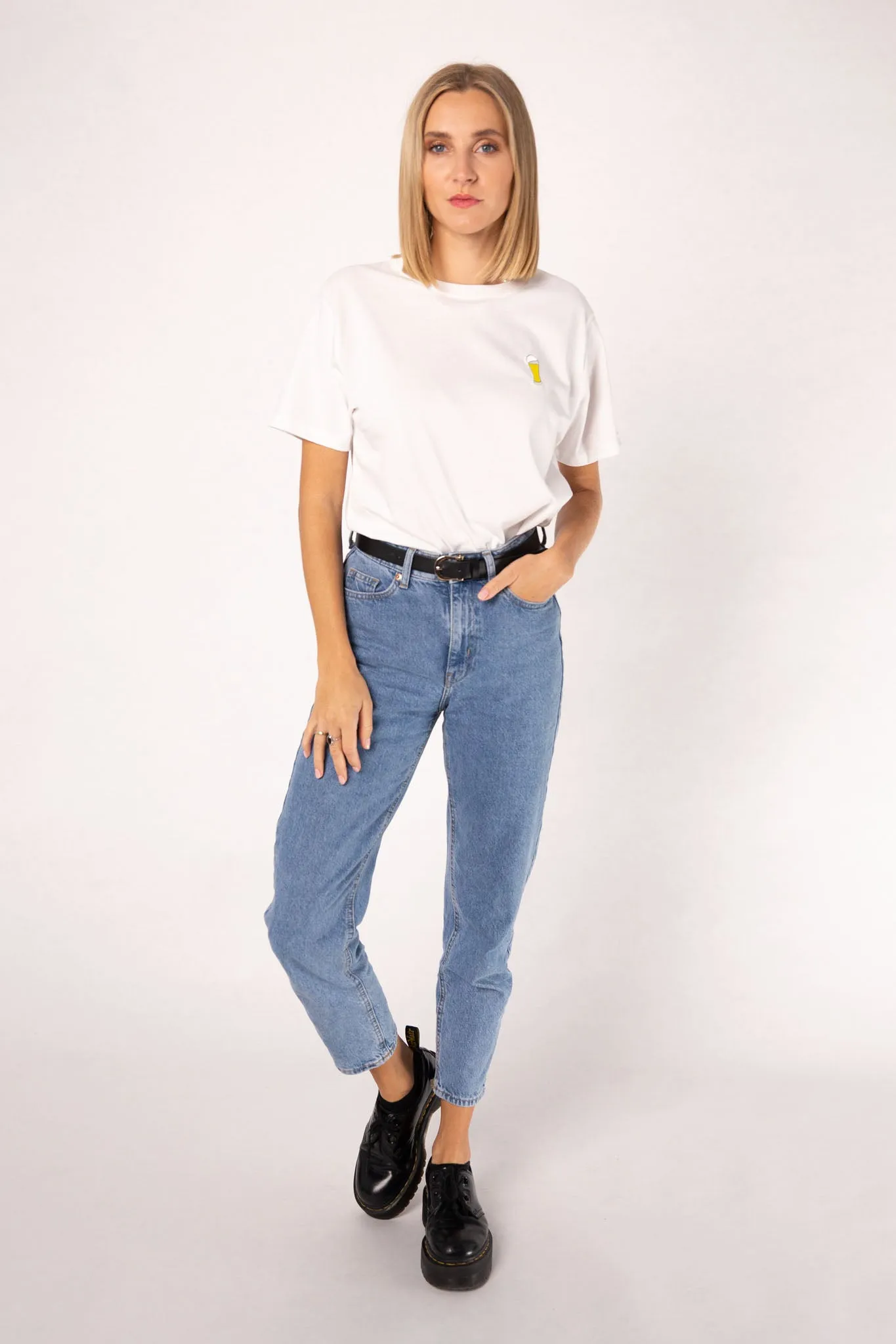 Weißbier | Besticktes Frauen Oversized Bio Baumwoll T-Shirt